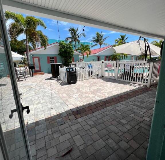 استودیو استاندارد با چشم‌انداز استخر, Blue Waters Treasure Island