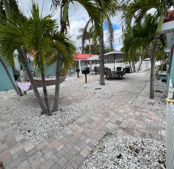 بانگلوی استاندارد, Blue Waters Treasure Island