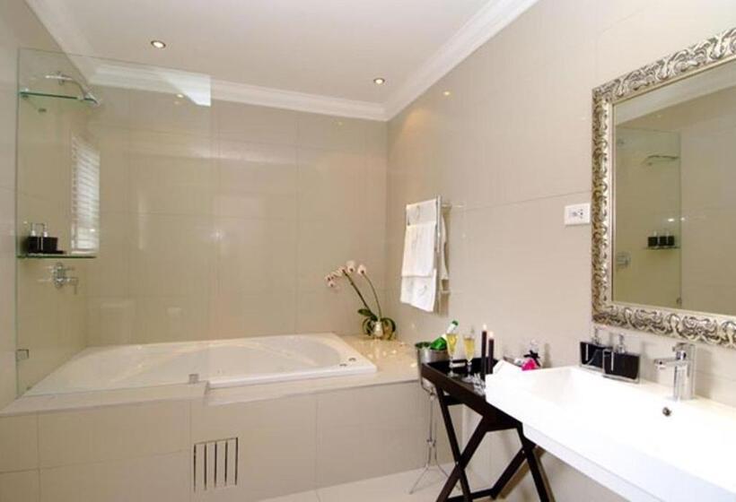 Deluxe Szoba Kind Size Bed, Sanchia Luxury Guesthouse