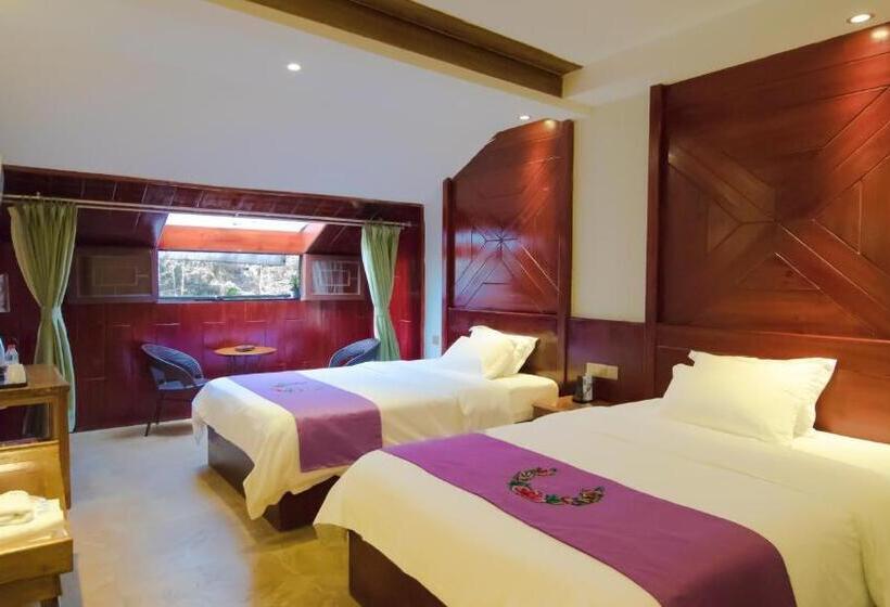 Номер Deluxe с Балконом, Fenghuang Tujia Ethnic Minority River View