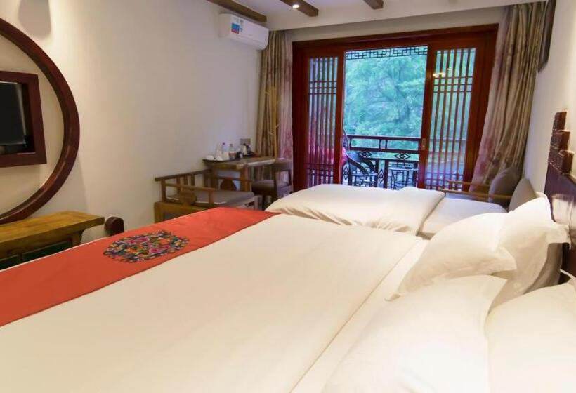 Номер Deluxe с Балконом, Fenghuang Tujia Ethnic Minority River View