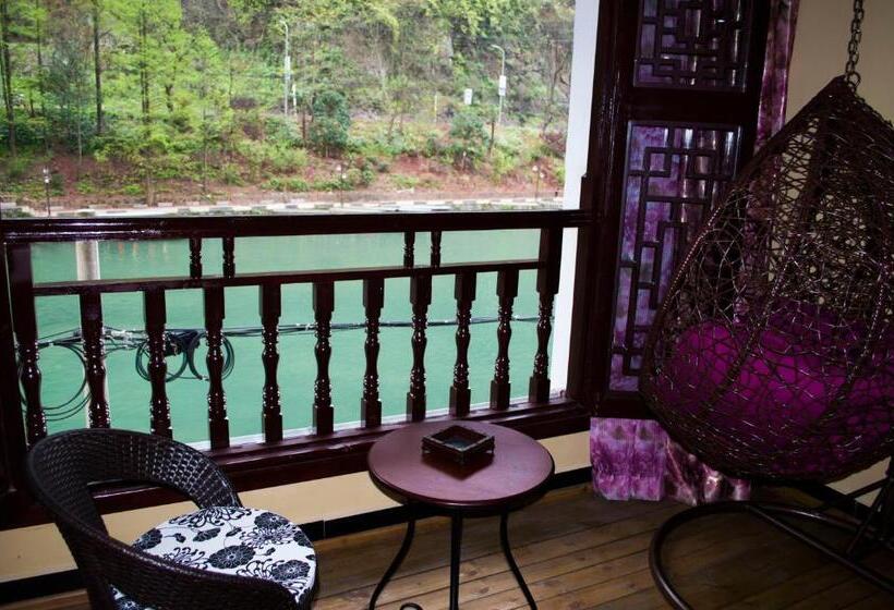 발코니 디럭스 룸, Fenghuang Tujia Ethnic Minority River View