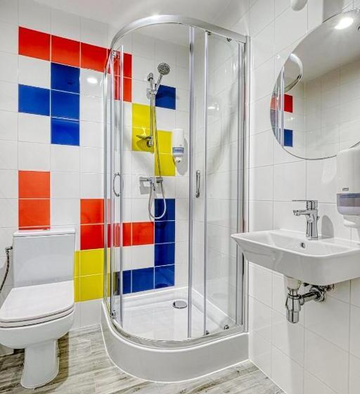 Quarto triplo standard com casa de banho exterior, Level Rooms