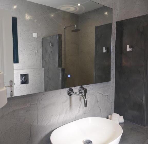 استودیوی سوپریور, Anthonas Apartments