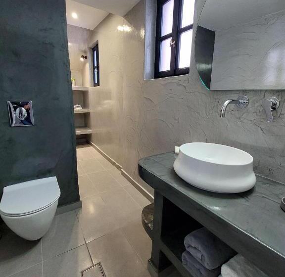 استودیوی استاندارد, Anthonas Apartments