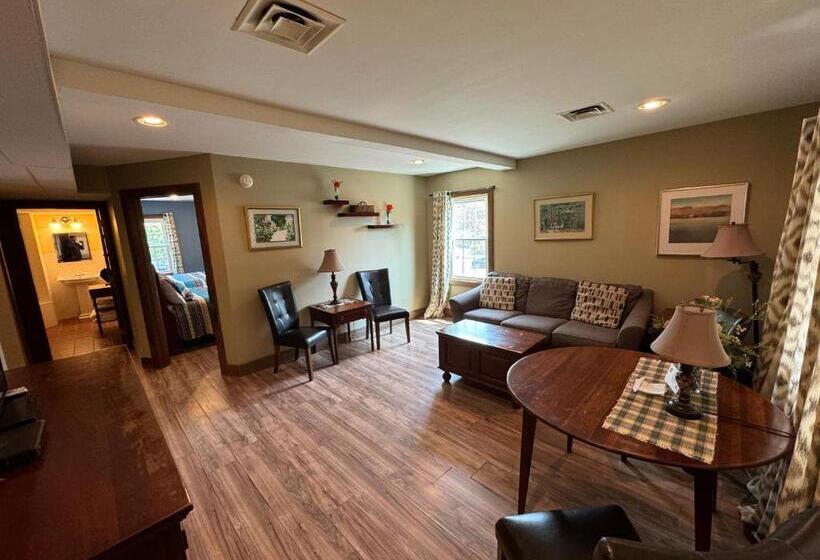 Suite Familiar, Artists Colony