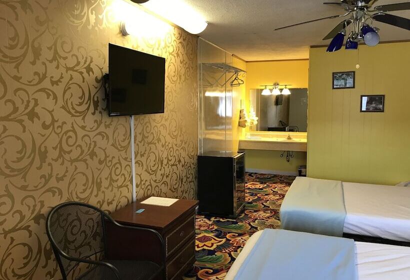 带2个双人床的标准工作室, Heritage Inn Mahomet