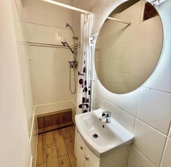 استودیو استاندارد با تخت کینگ, Roller Apart