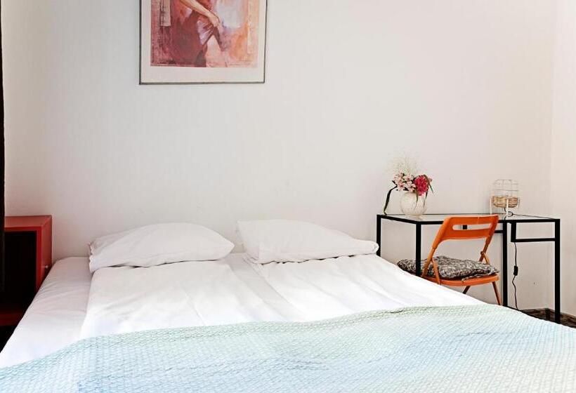 Номер Стандарт, Hostel Królewska