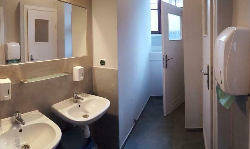 اتاق استاندارد یک نفره, Hostel Universus