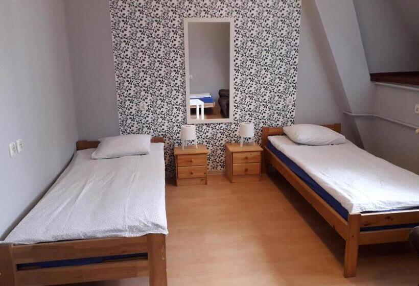 اتاق خانوادگی, Hostel Universus