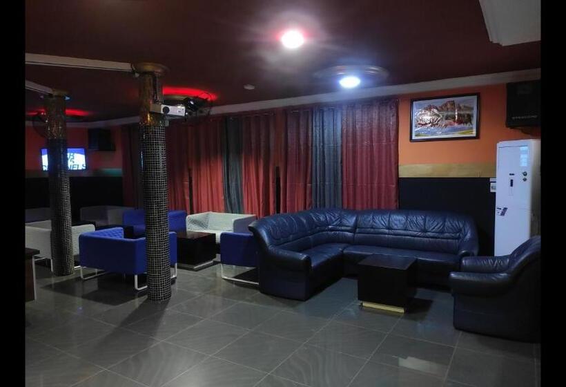 اتاق استاندارد سه نفره, Room In Guest Room   Deluxe Twin Beds That Sleeps 3 In Royal Blue Guest House And Bar