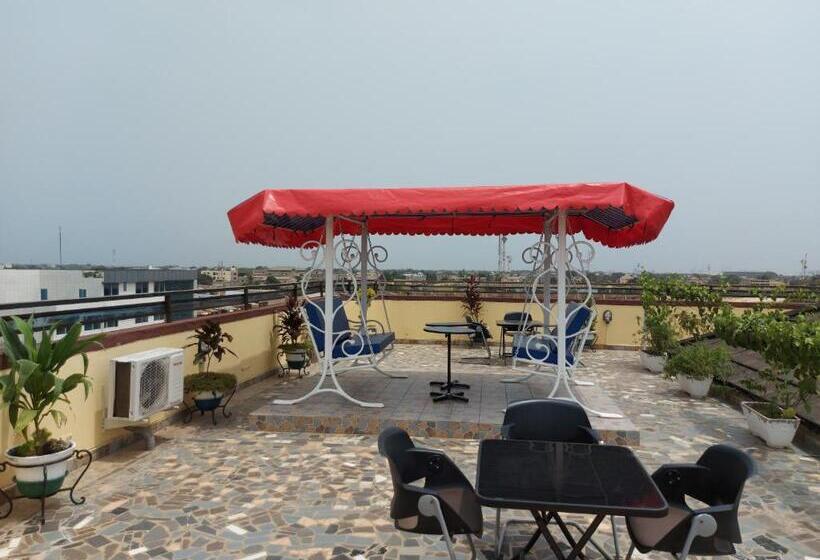 اتاق استاندارد سه نفره, Room In Guest Room   Deluxe Twin Beds That Sleeps 3 In Royal Blue Guest House And Bar