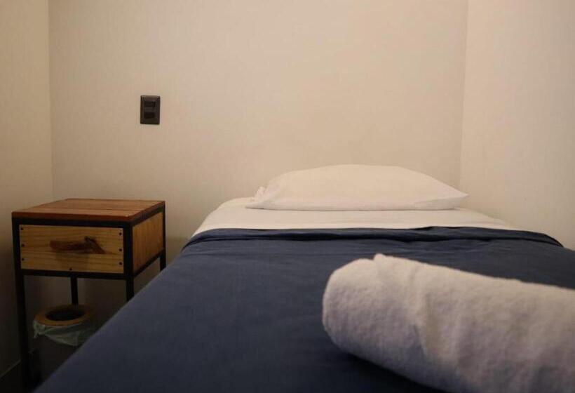 标准单人间, Hostal Litoral