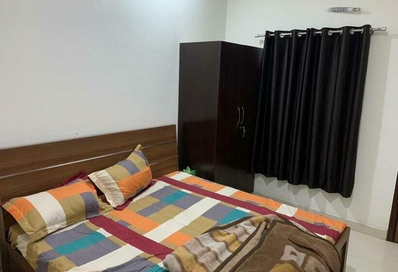 Трехместный Номер Deluxe, Pop 80627j  Crowne Plaza