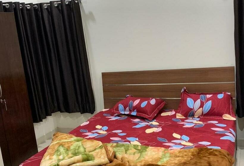 Трехместный Номер Deluxe, Pop 80627j  Crowne Plaza