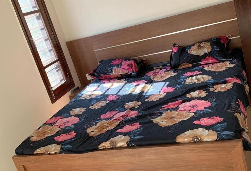 Трехместный Номер Deluxe, Pop 80627j  Crowne Plaza