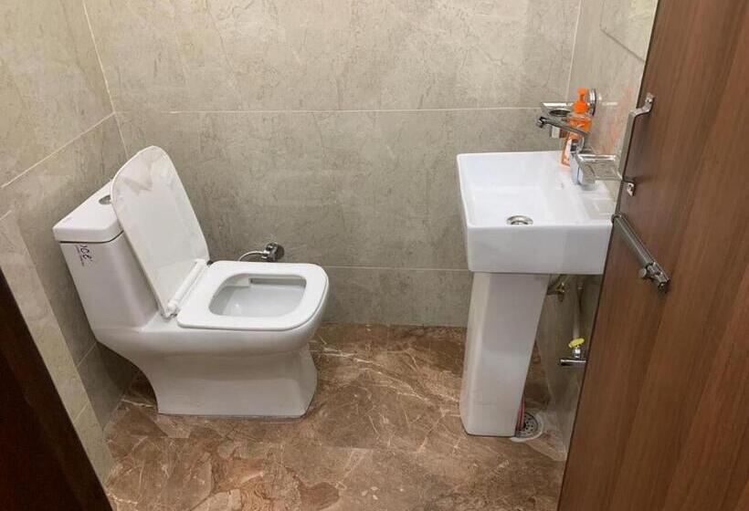Трехместный Номер Deluxe, Pop 80627j  Crowne Plaza