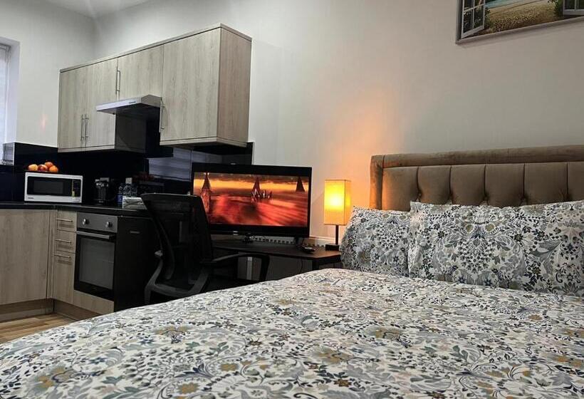 Студия Стандарт, Private Apartment  Centre Of West London  Next To Tube Station & Bus Link