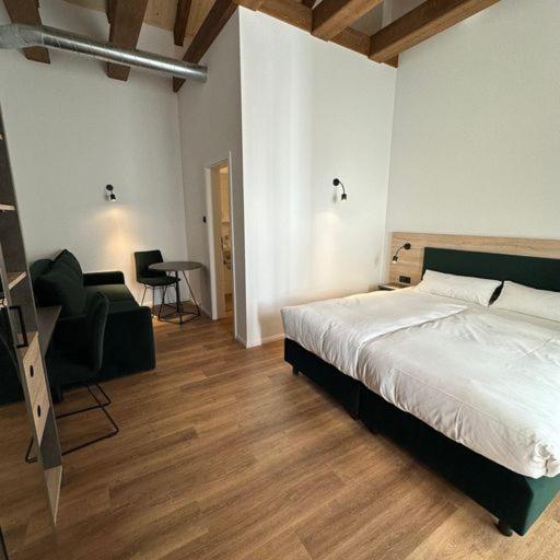 Студия Стандарт, Hopfenhotel Am Adenauerufer