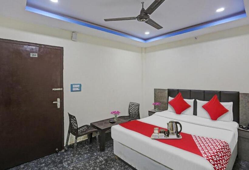 トリプルクラシックルーム, Flagship Royal Palace Guest House Near Vishwa Vidyalaya Metro Station