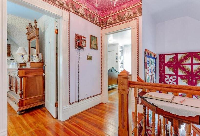 غرفة قياسية, The Silk Pincushion