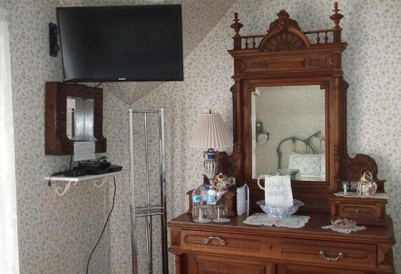 غرفة قياسية, The Silk Pincushion