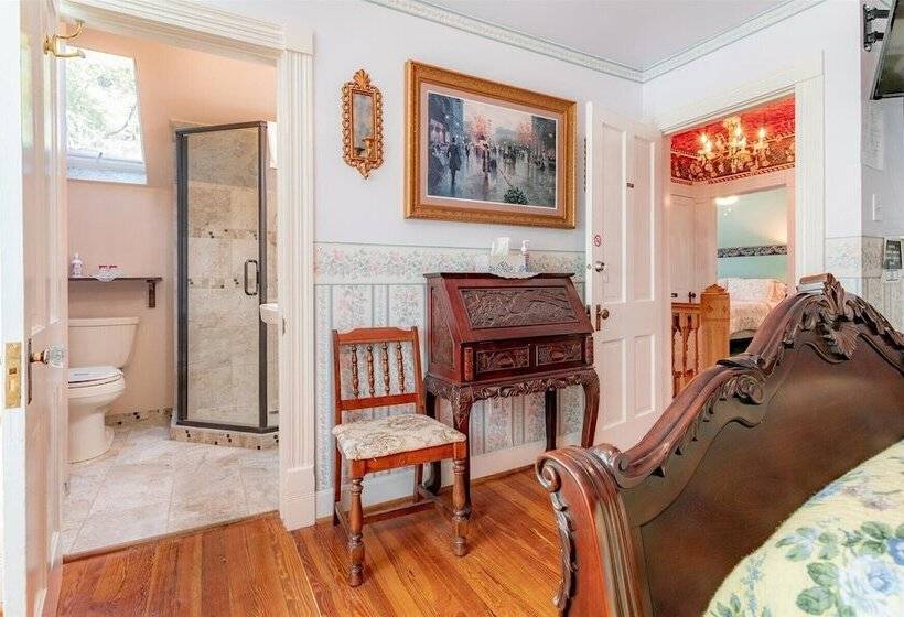 غرفة قياسية, The Silk Pincushion