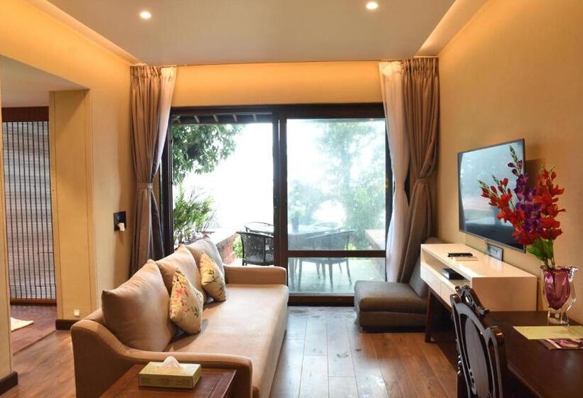 小室, Brightland Resort & Spa