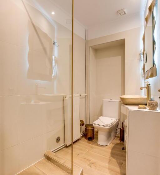 جناح مزوَّد بشرفة, Pandrosos Divine Suites