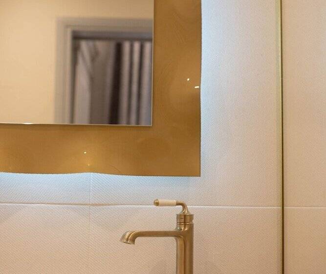 جناح مزوَّد بشرفة, Pandrosos Divine Suites