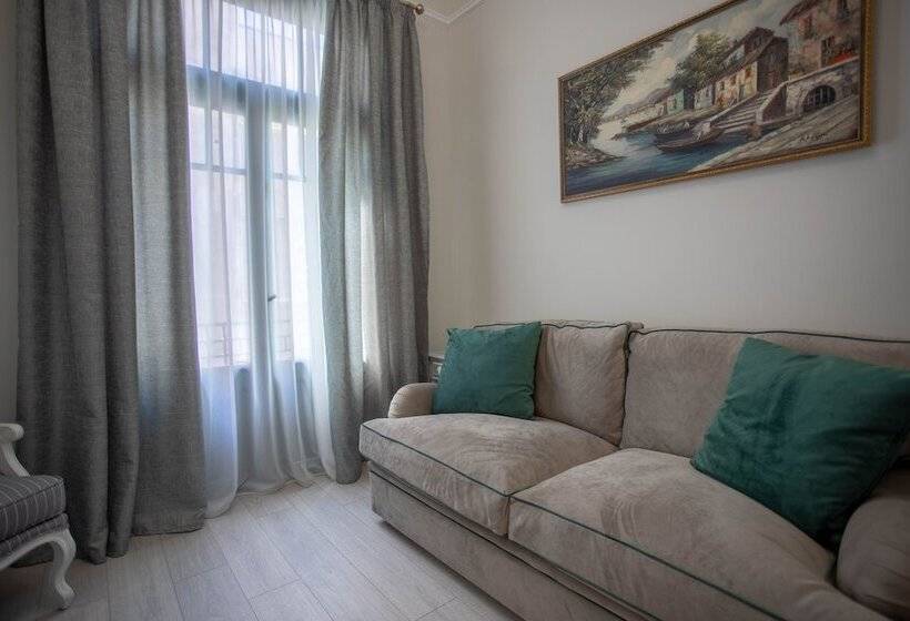 جناح مزوَّد بشرفة, Pandrosos Divine Suites