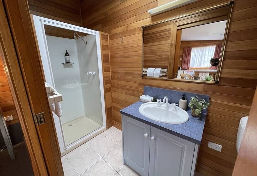Бунгало Стандарт, Hanlon Guest House