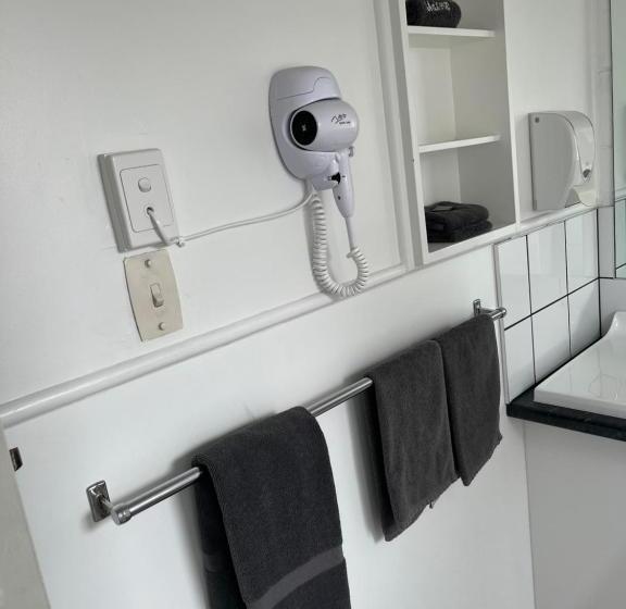 Студия Стандарт, Central Court Motel