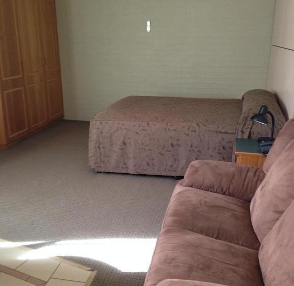 Семейный Номер, Francis Phillip Motor Inn And The Lodge