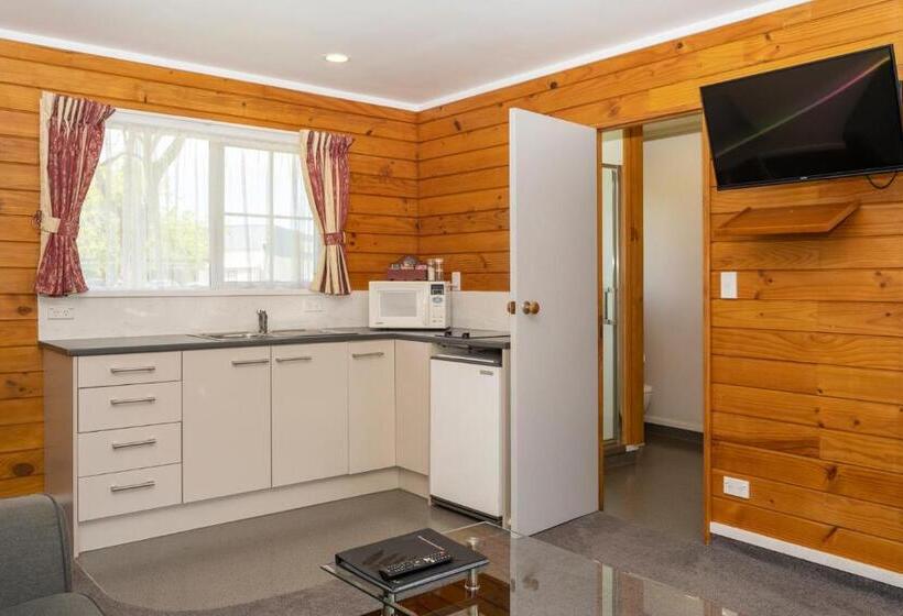 Студия Deluxe, Tudor Park Motel