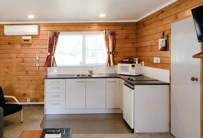 Студия Deluxe, Tudor Park Motel