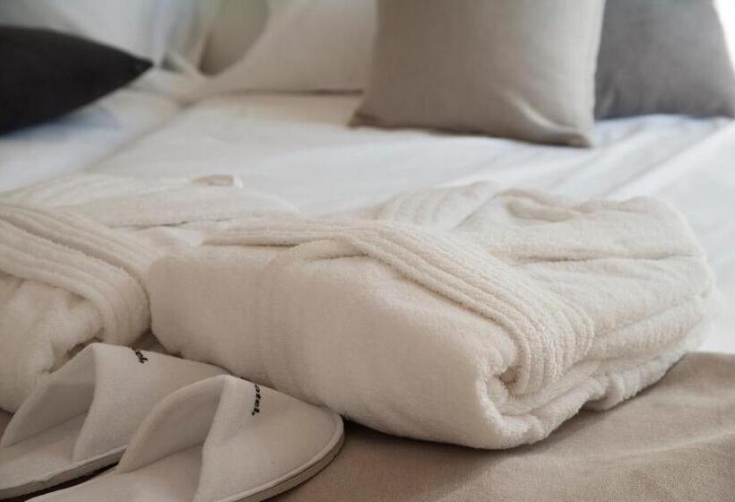 سوئیت با تخت بزرگ, Dear Hotel Madrid