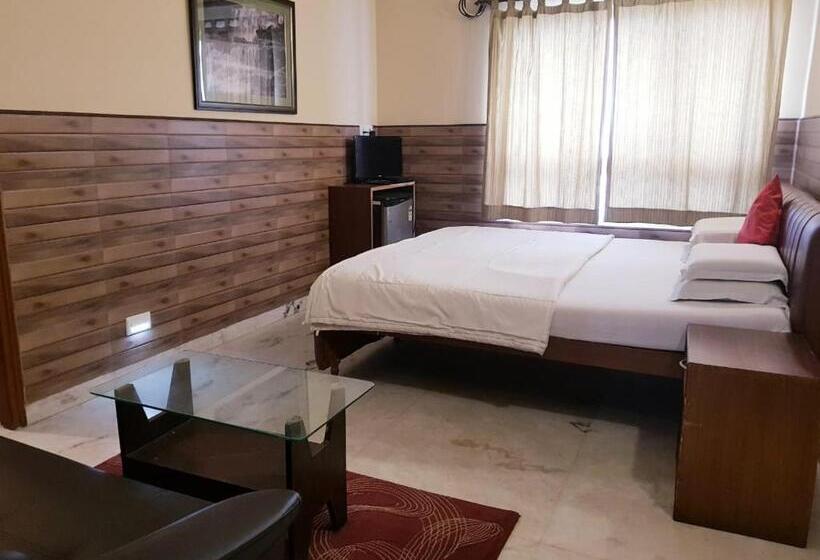سوییت لوکس, Malik Guest House