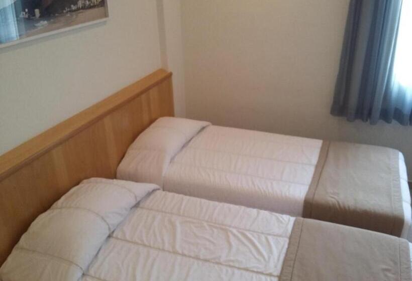 Quarto Familiar, Saionara