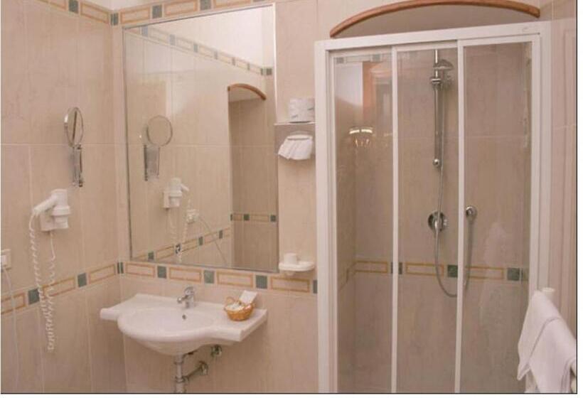 اتاق اکونومی, Adria