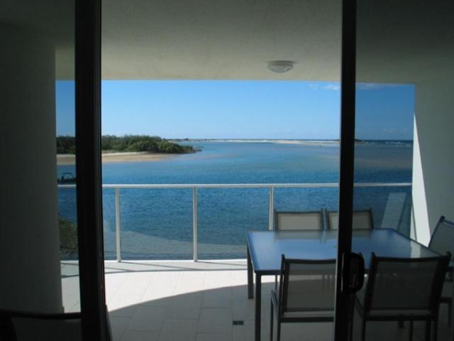 带2个卧室带海景的公寓, Waves Maroochy River
