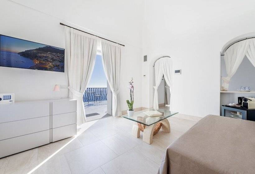 سوییت با چشم‌انداز دریا, Villa Magia