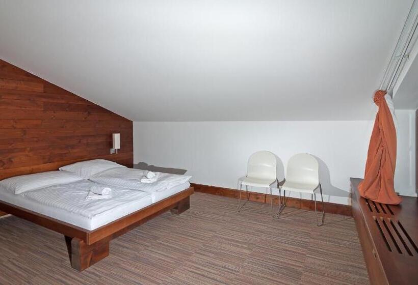 Suite 2 Dormitoare, Adam