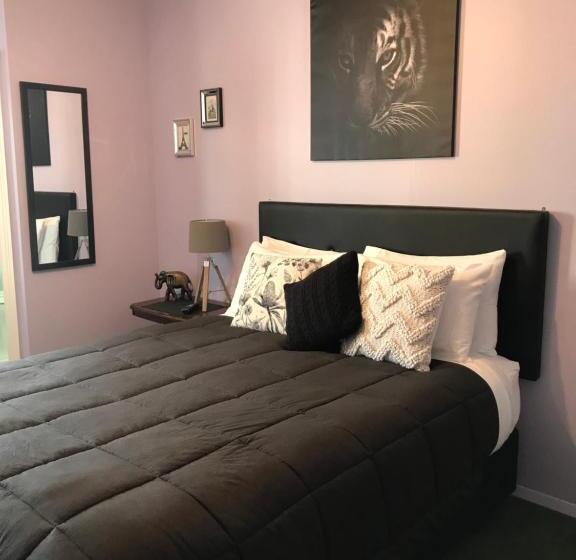 Номер Стандарт, Admirals Lodge