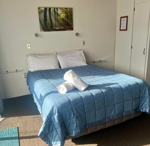 Студия Стандарт, Pinewood Motels