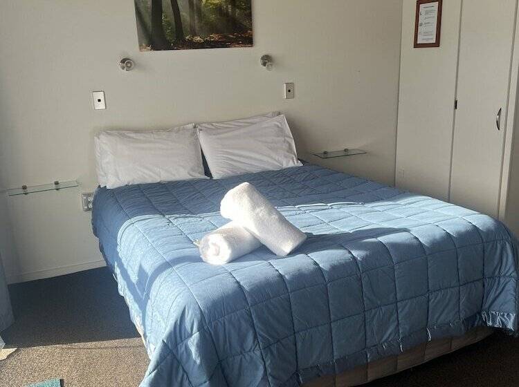 Студия Стандарт, Pinewood Motels