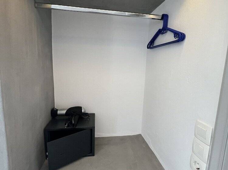 스탠다드 스튜디오, White Lily Suites & Lofts   Adults Only 16 Plus
