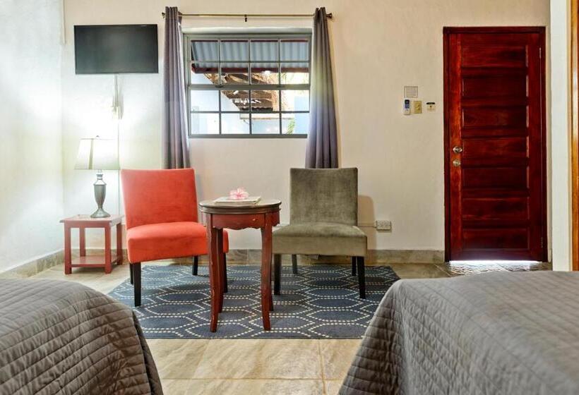 Трехместный Номер Стандарт Вид на Бассейн, Parrot Cove Lodge
