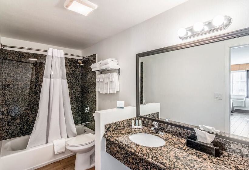 Номер Стандарт 2 Двуспальные Кровати, Quality Inn & Suites Near Downtown Bakersfield